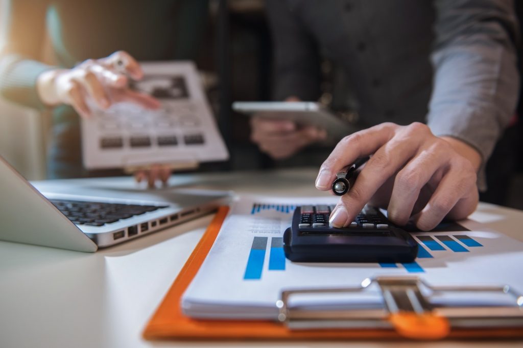 Hvordan håndteres underskud eller overskud i årsregnskabet?